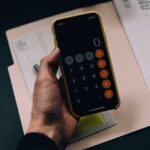 計算機と書類のイメージ