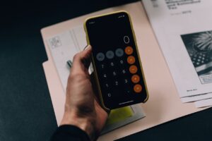 計算機と書類のイメージ